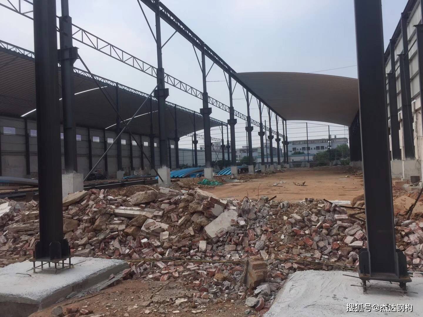 水电站隧道金属拱形屋顶吊装技术与岭区工地实践探讨