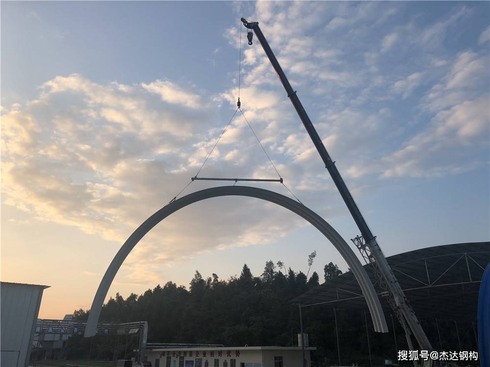 水电站隧道金属拱形屋顶吊装技术与岭区工地实践探讨