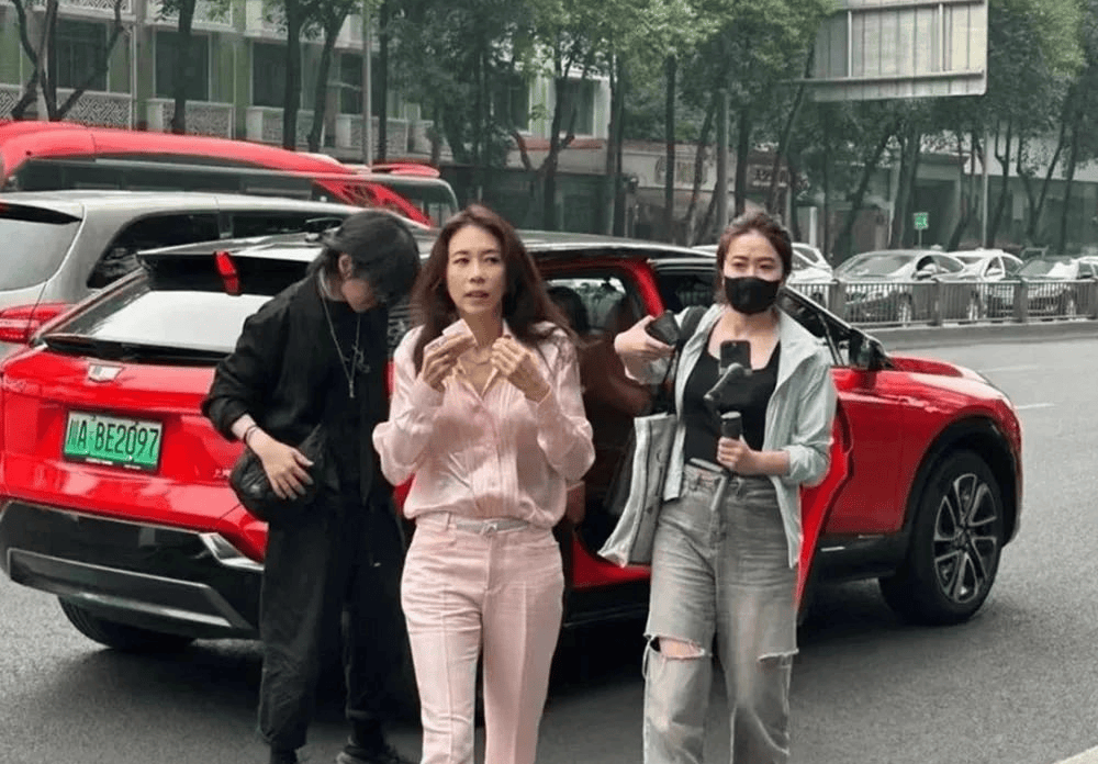 54岁莫文蔚成都街头被偶遇，穿粉色西装搭小白鞋时髦又减龄，一双腿价值三千万！