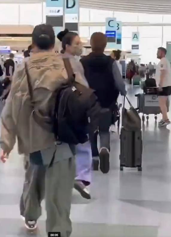 网友在日本机场偶遇王菲谢霆锋 二人结束度假准备回京