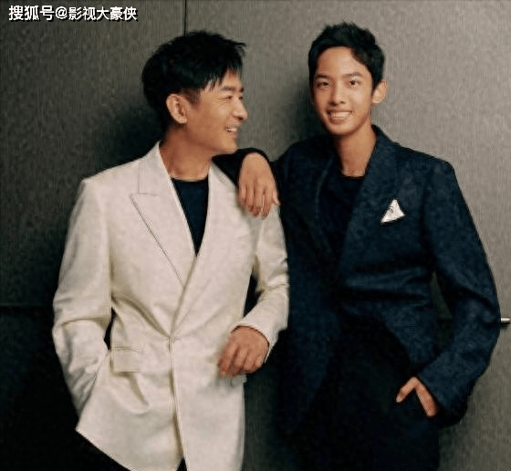 郭晓冬15岁儿子近照曝光：身高逆天！网友惊呼：这基因绝了！