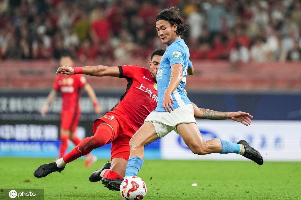 中超-李新翔传射蒯纪闻送助攻 上海海港3-0大连英博