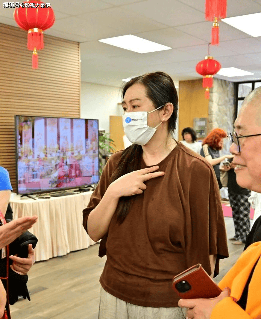 王祖贤在加拿大参加法会，打扮朴素，身材走样，现场帮忙搬桌子