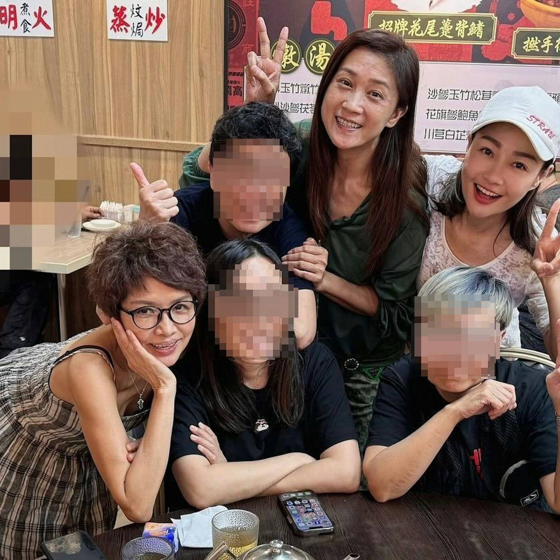 58岁香港女星三度流产，自爆膀胱撕裂致不孕，曾劝武警老公找外遇