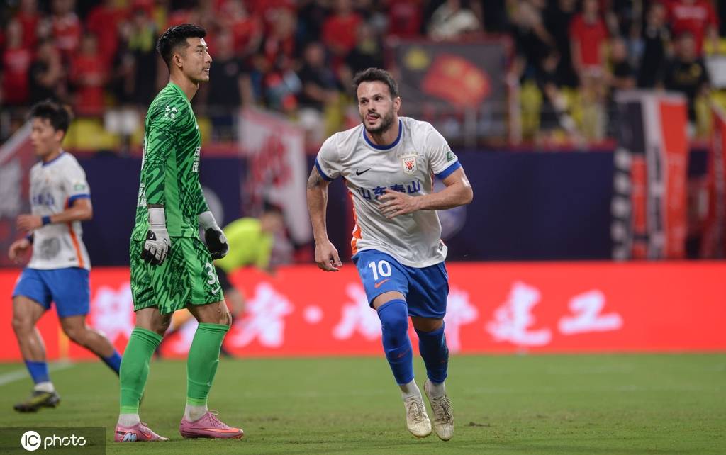 中超-费利佩双响王大雷染红 成都2-1泰山赛季三杀对手