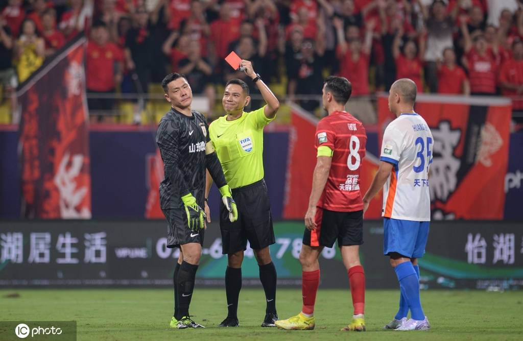 中超-费利佩双响王大雷染红 成都2-1泰山赛季三杀对手