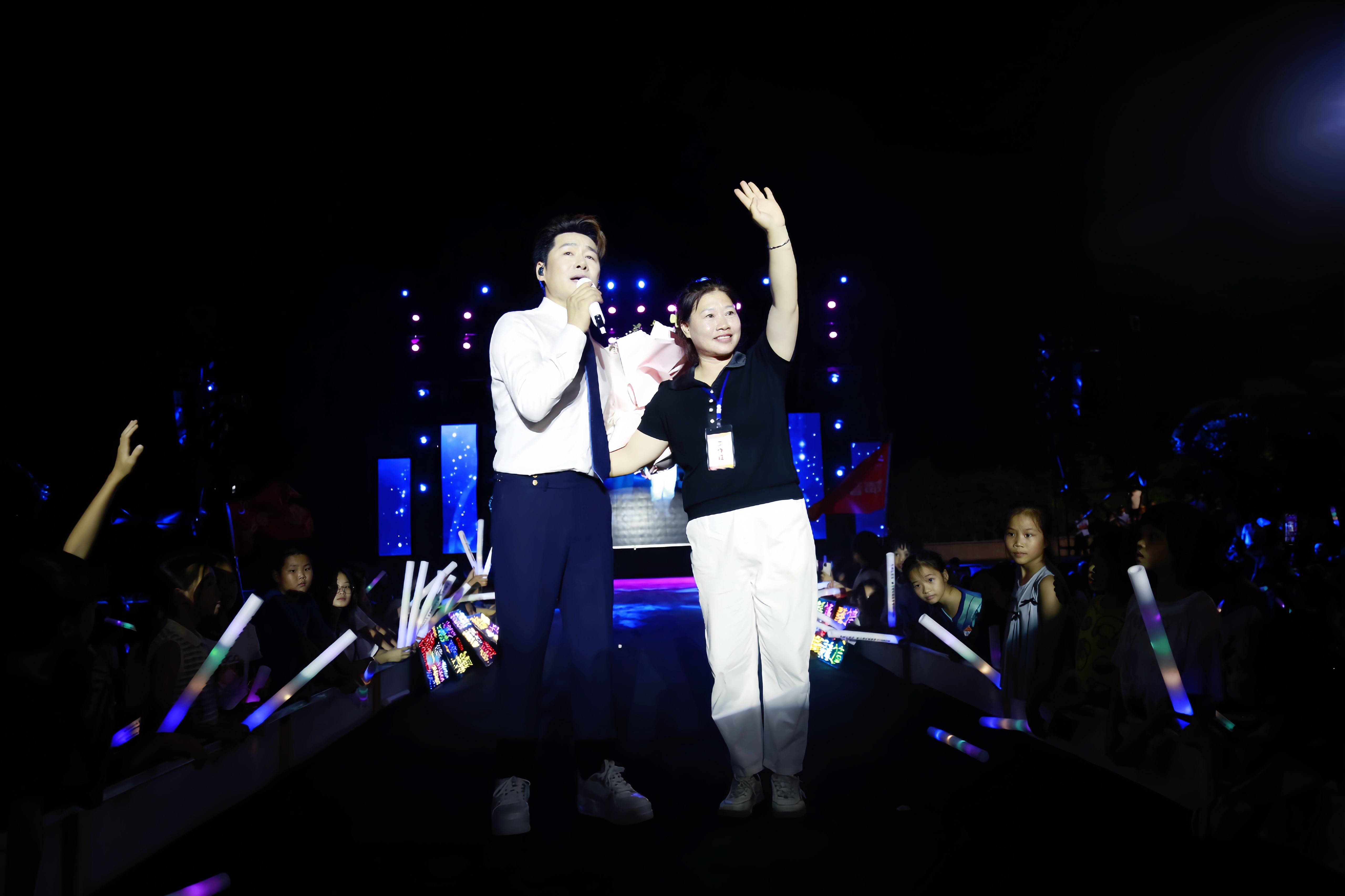 星光下的奔赴 陈雅森蒙山演唱会点燃夏夜