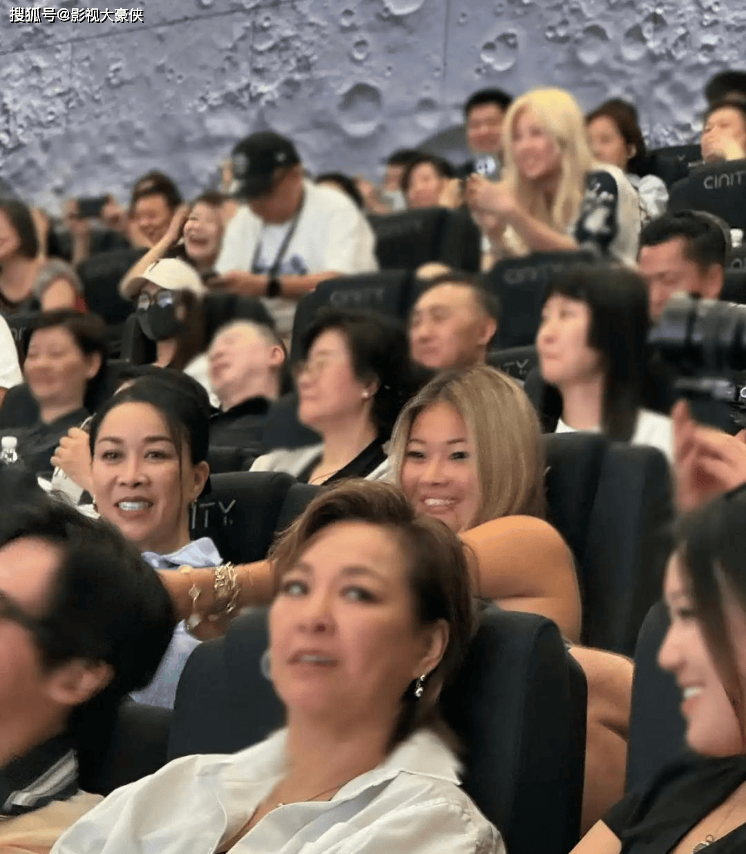 那英携18岁女儿亮相活动，小苹果金发个性，五官神似年轻时那英