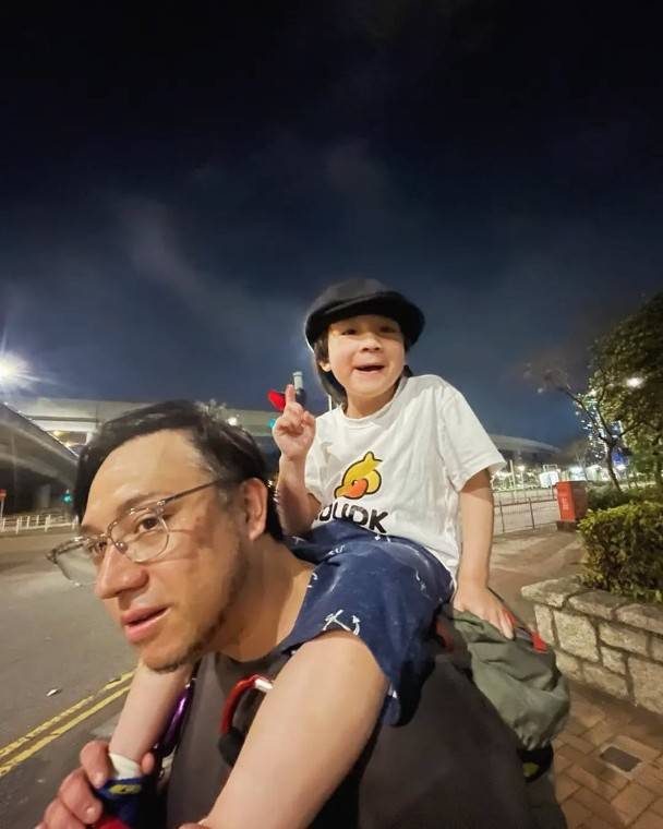 香港男星长期财困被逼与老婆儿子分开，为养家做搬运工，黑雨中送雪柜
