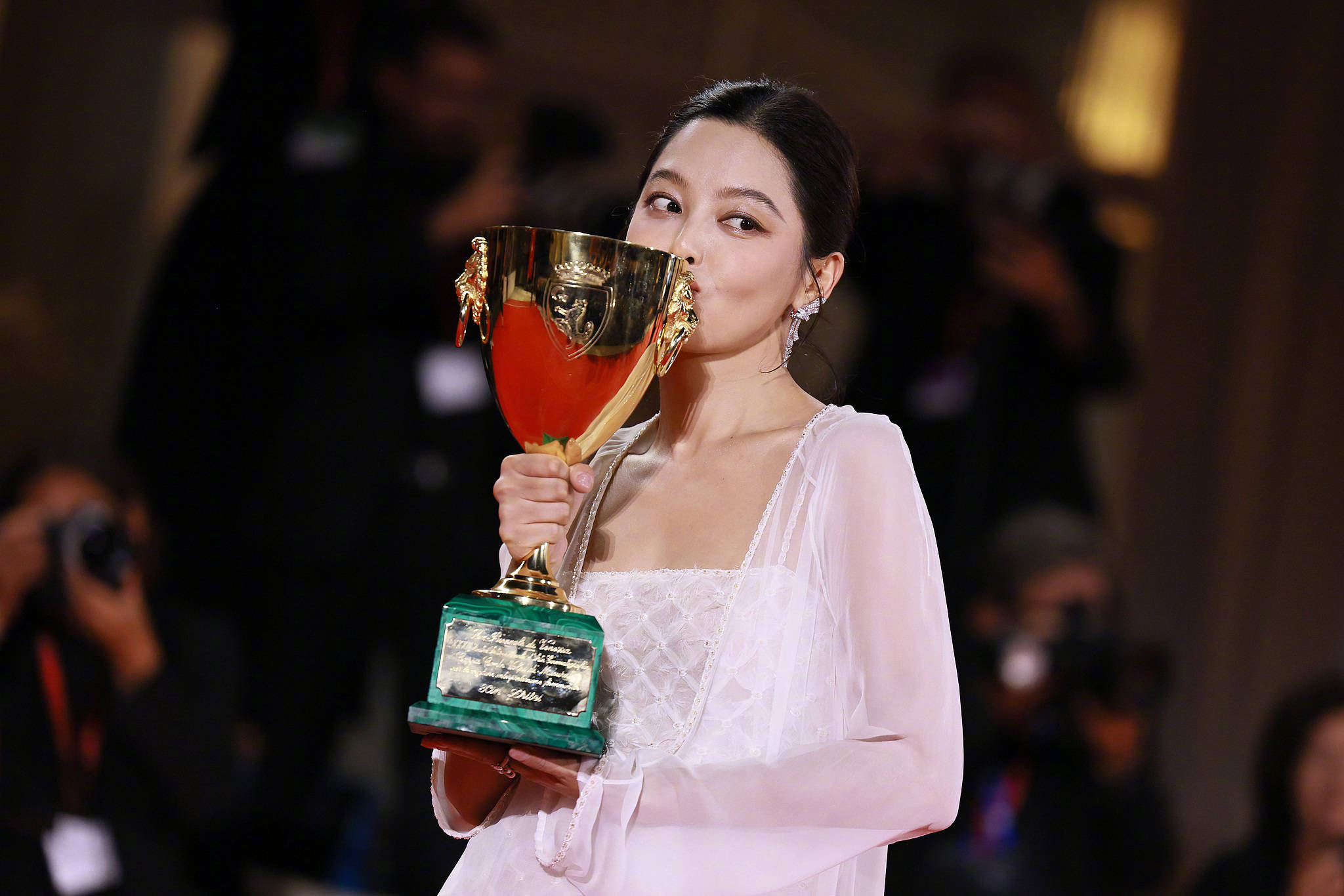39岁辛芷蕾夺威尼斯影后 哽咽发表获奖感言：“曾经遭到很多嘲笑，现在我为自己感到骄傲！”