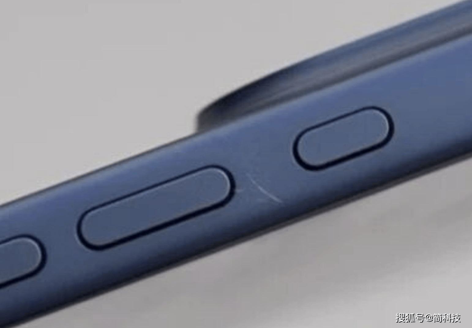 原创             iPhone 17 新机翻车：掉漆、镜头起雾、耳塞断裂！苹果回应