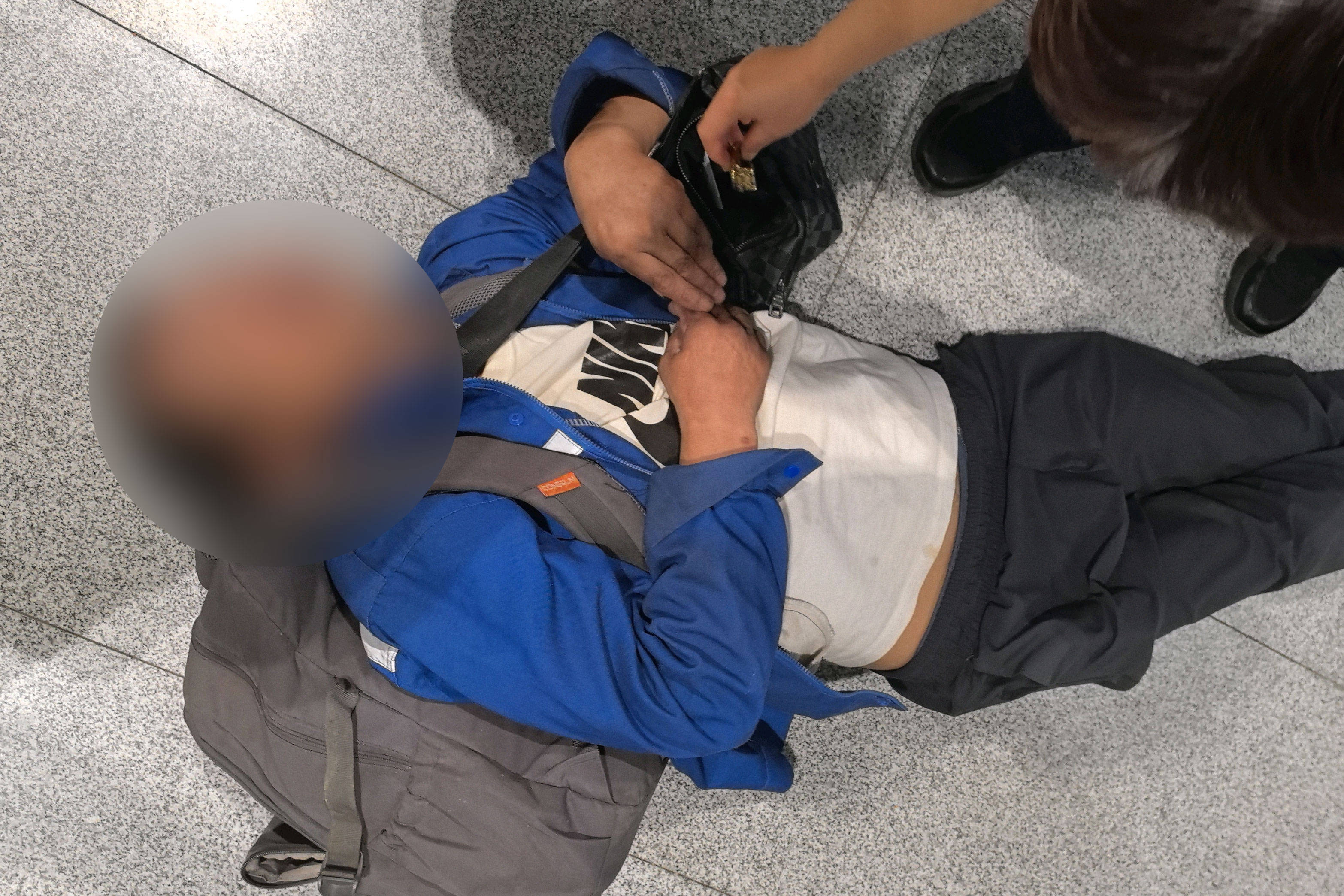 旅客突发心脏疾病倒地 急！警医车站联手救助！ 暖！
