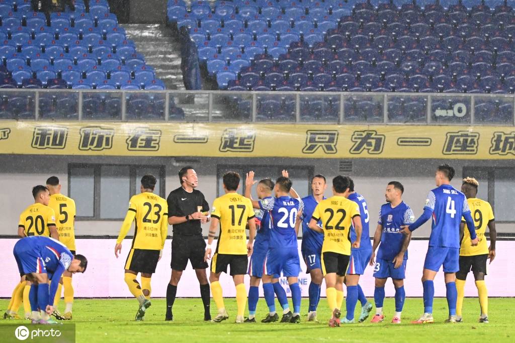 中超-吴曦点射于汉超头球救主 申花2-1逆转胜9人西海岸