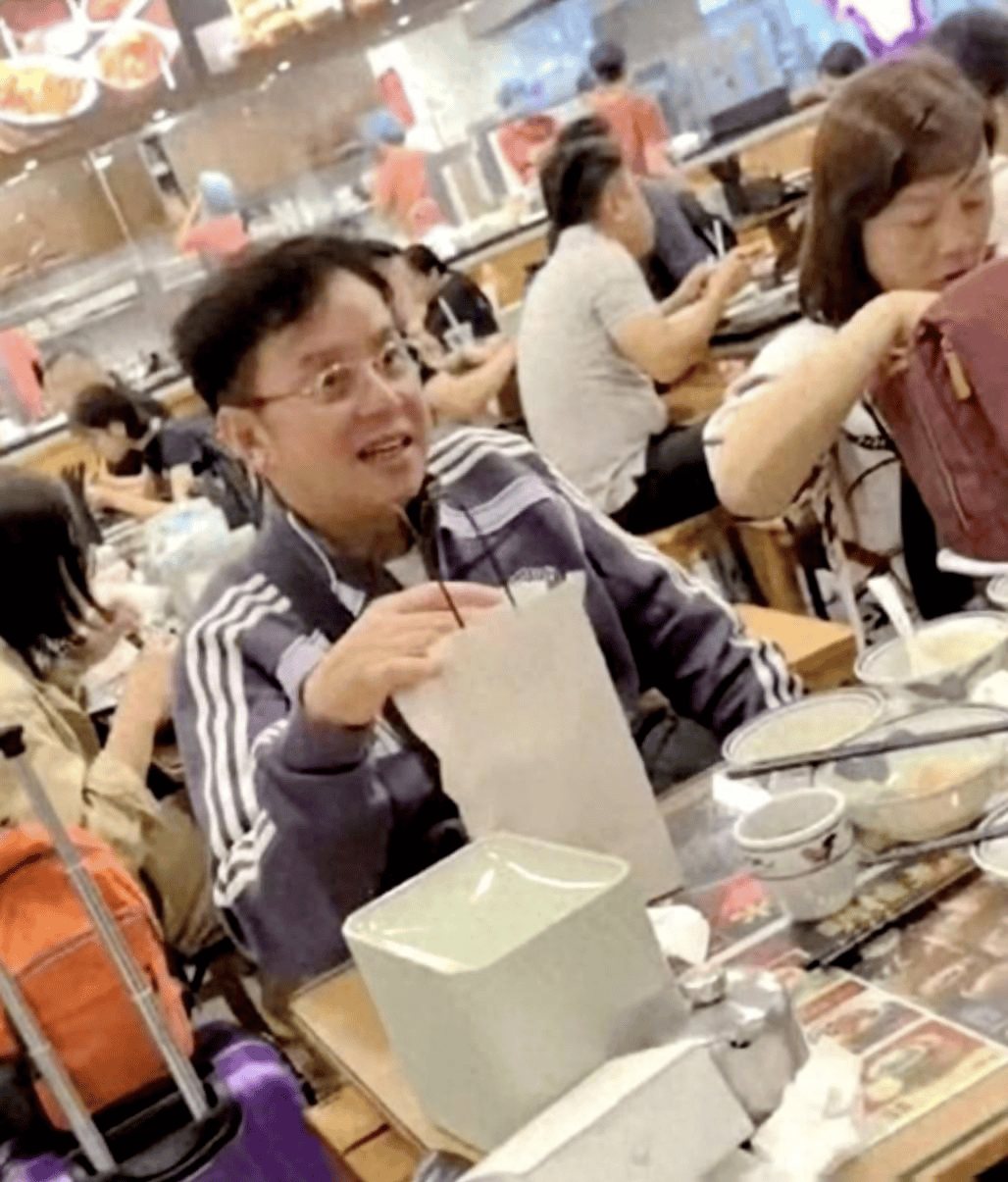 75岁谭咏麟现身茶餐厅吃饭,53岁女友也在保养得宜,两人育有一子