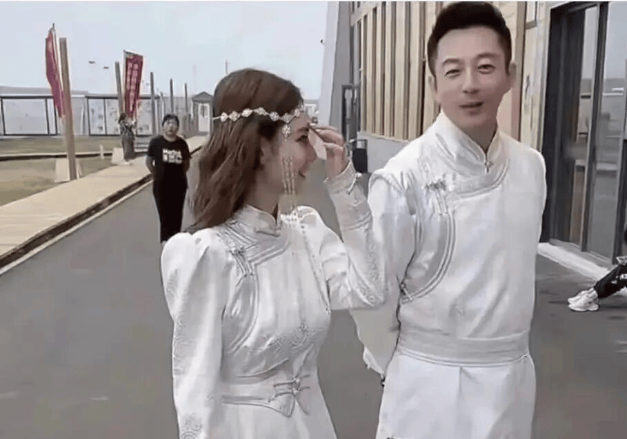 汪小菲马筱梅带孩子来内蒙:小玥儿穿蒙古服太像大S,筱梅白色衣服很仙