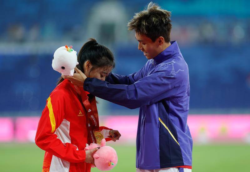 全运会赛场公开恋情 何锦櫶亲吻刘峡君并合影(图)