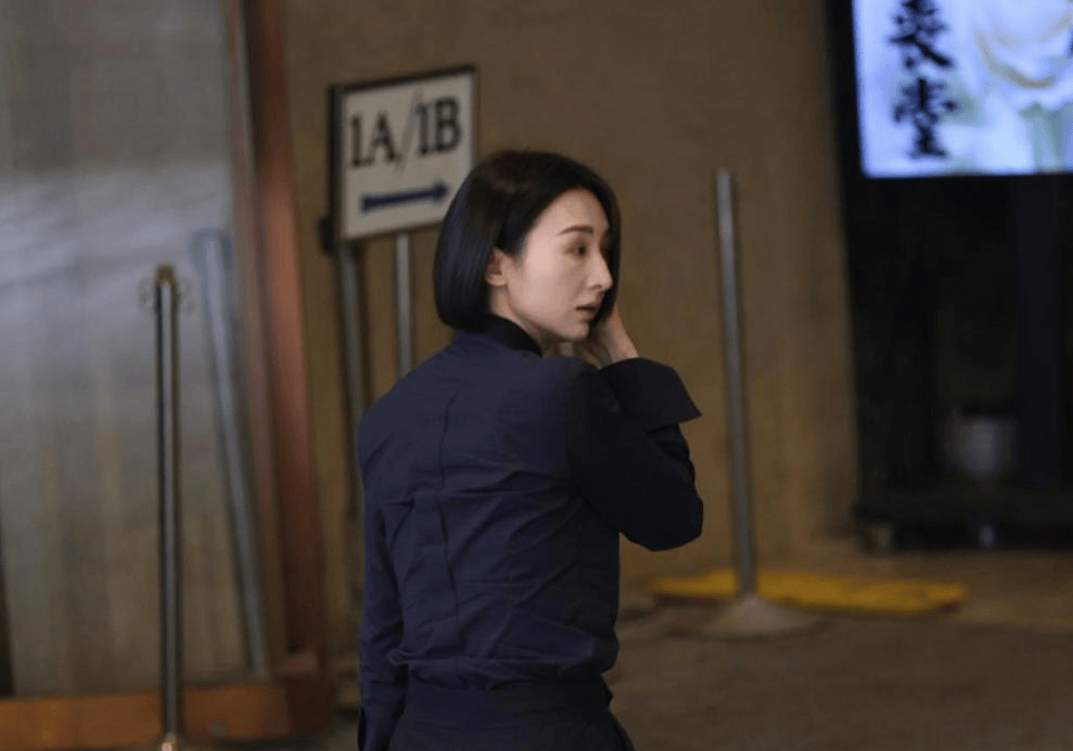 许绍雄出殡众星相送，78岁林子祥双眼含泪，佘诗曼哭着脸奔赴灵堂