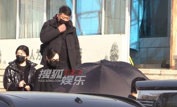 罗晋父亲追悼会举行 唐嫣一身黑衣神情肃穆罗晋手捧遗像