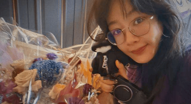 关系藏不住了，杨紫生日晒全家福，李现异常活跃张一山却沉默了