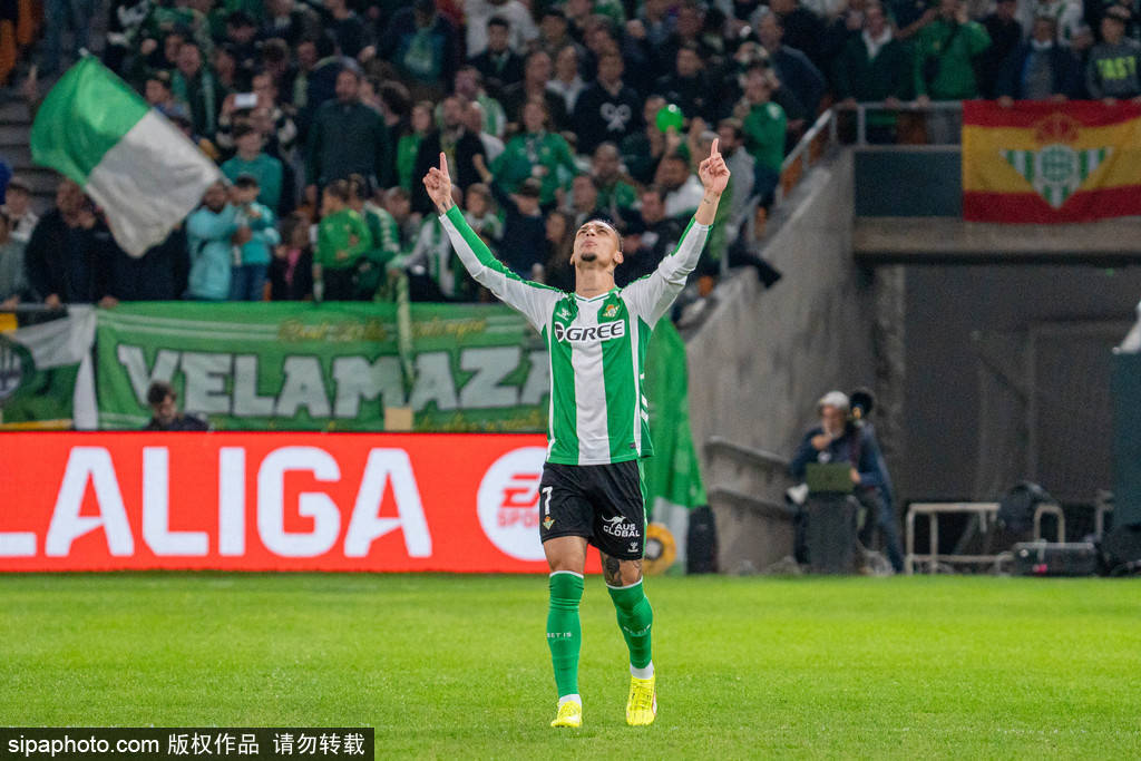 西甲-进球大战！安东尼闪击费兰半场戴帽 巴萨5-3贝蒂斯