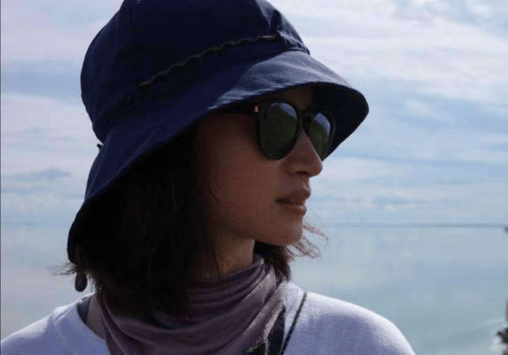 朱亚文走路送女儿上学超温馨，夫妻同框沈佳妮显娇小，他尽显老干部范