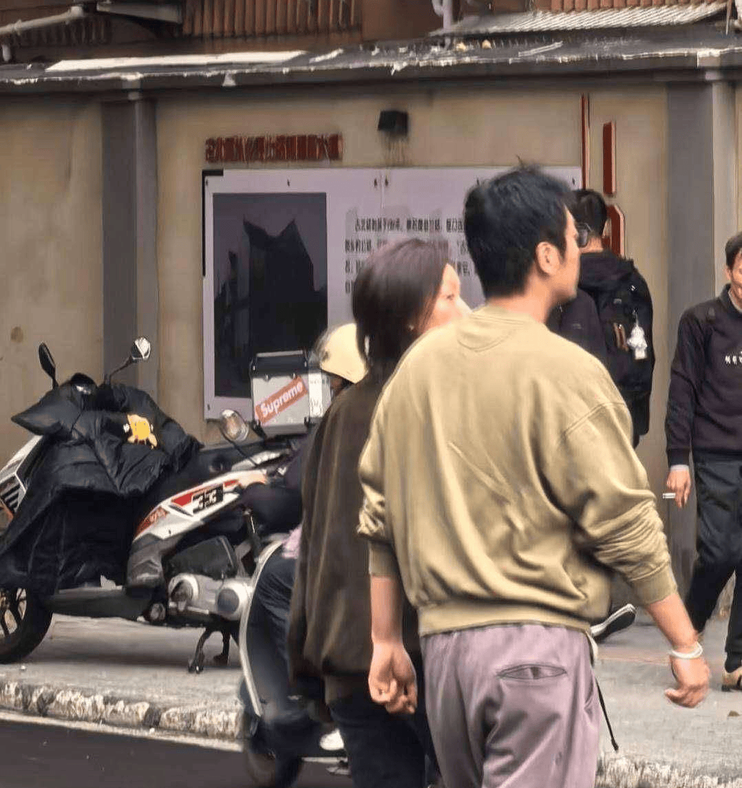 朱亚文走路送女儿上学超温馨，夫妻同框沈佳妮显娇小，他尽显老干部范