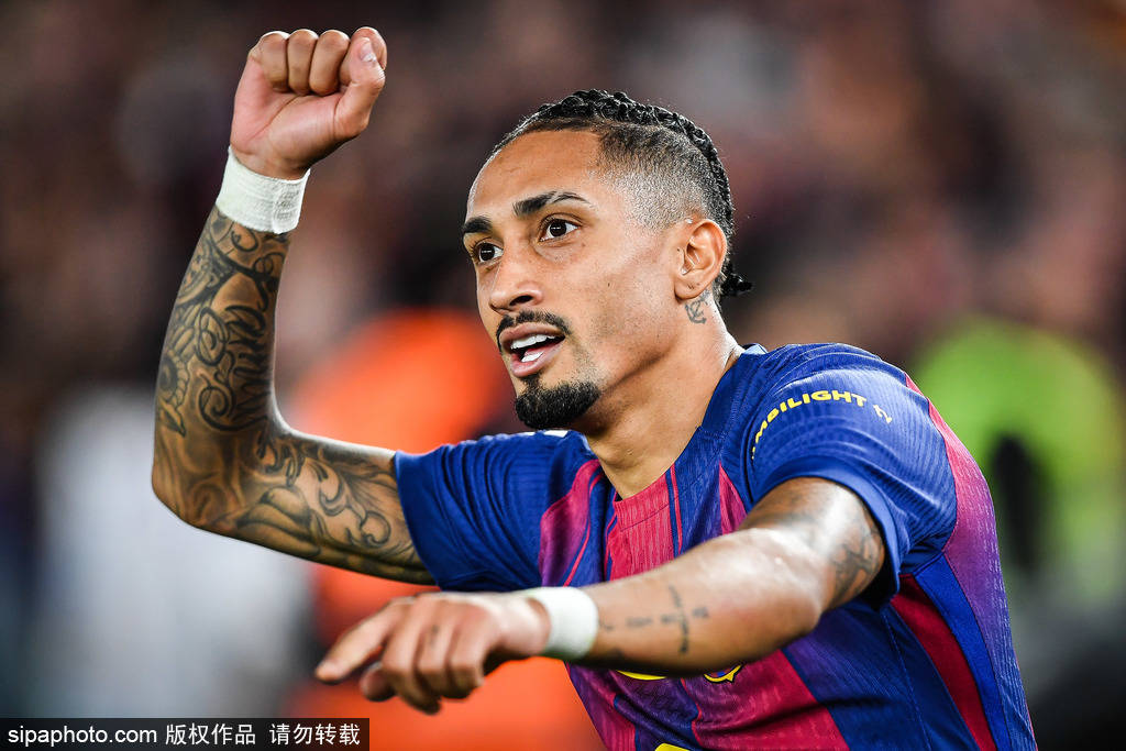 西甲-拉菲尼亚双响佩德里助攻 巴萨2-0奥萨苏纳先赛7分领跑