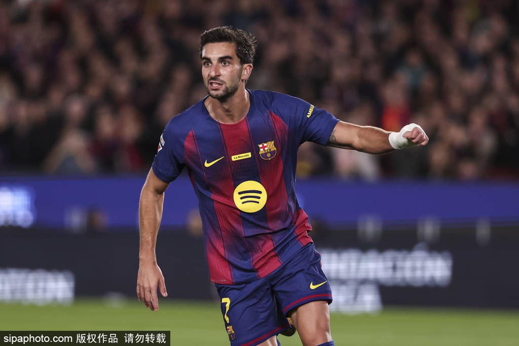 西甲-拉菲尼亚双响佩德里助攻 巴萨2-0奥萨苏纳先赛7分领跑