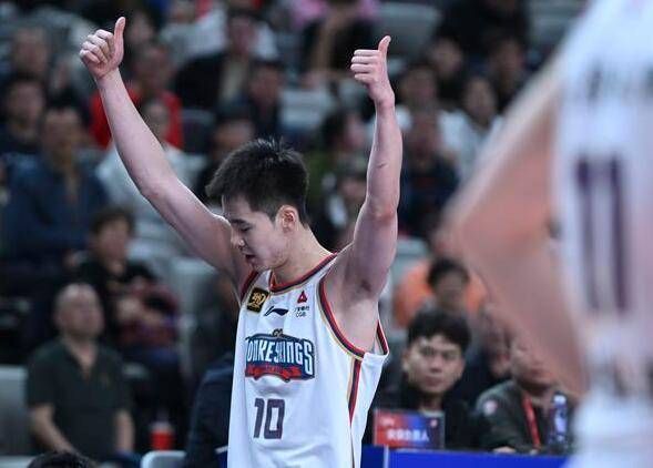 郭昊文携手双外同砍20+ 同曦主场爆冷击败上海