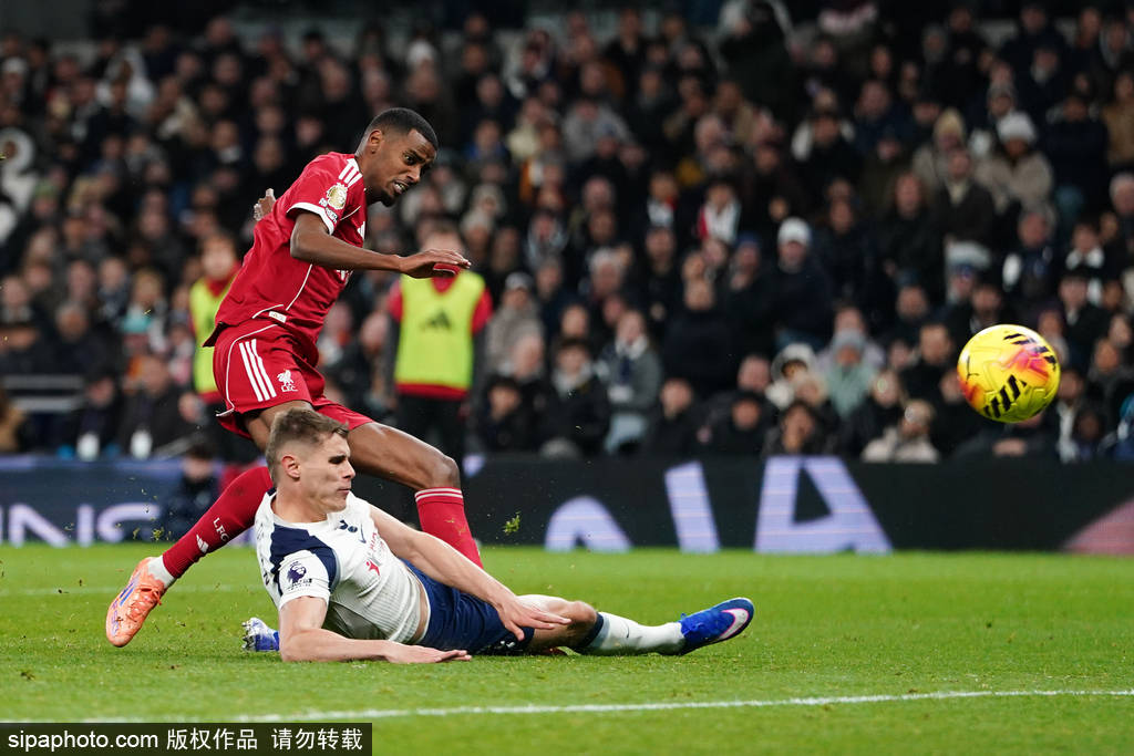英超-维尔茨助攻伊萨克破门+伤退 利物浦2-1九人热刺