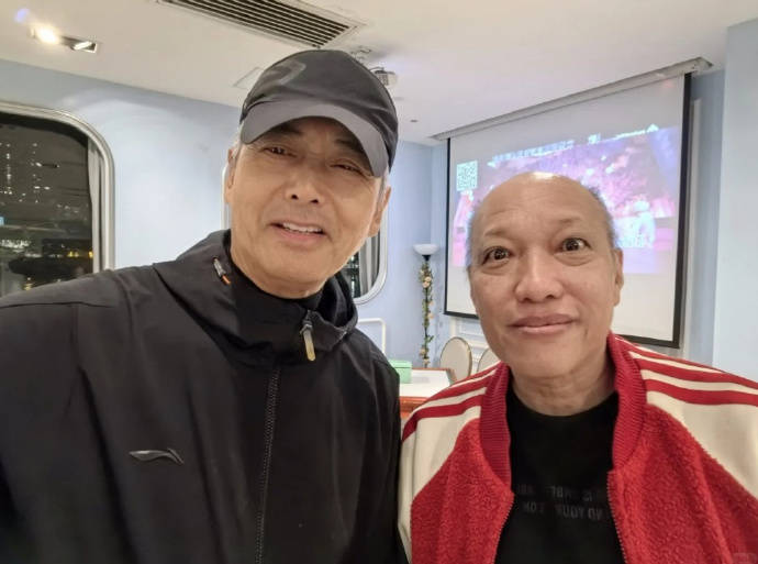 周润发低调宴请近百名TVB旧同事聚餐！完全没有巨星架子