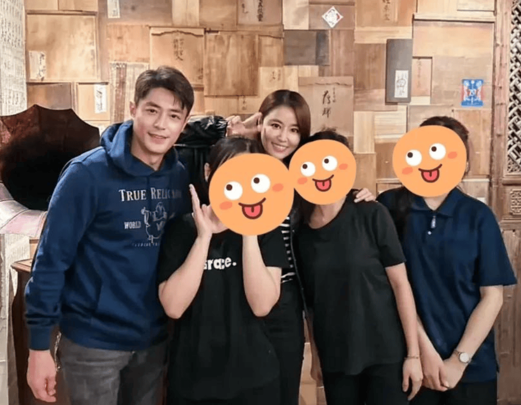 林心如为老公庆生！亲手做猪脚面配着红酒，蛋糕上是女儿爱的雪宝