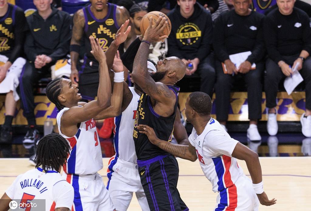 湖人这一年以大崩盘收尾 41岁老詹真该考虑退役了？