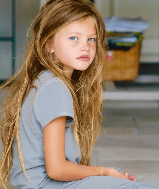 全球最美女孩晒照官宣订婚 六岁时因一张照片走红全世界