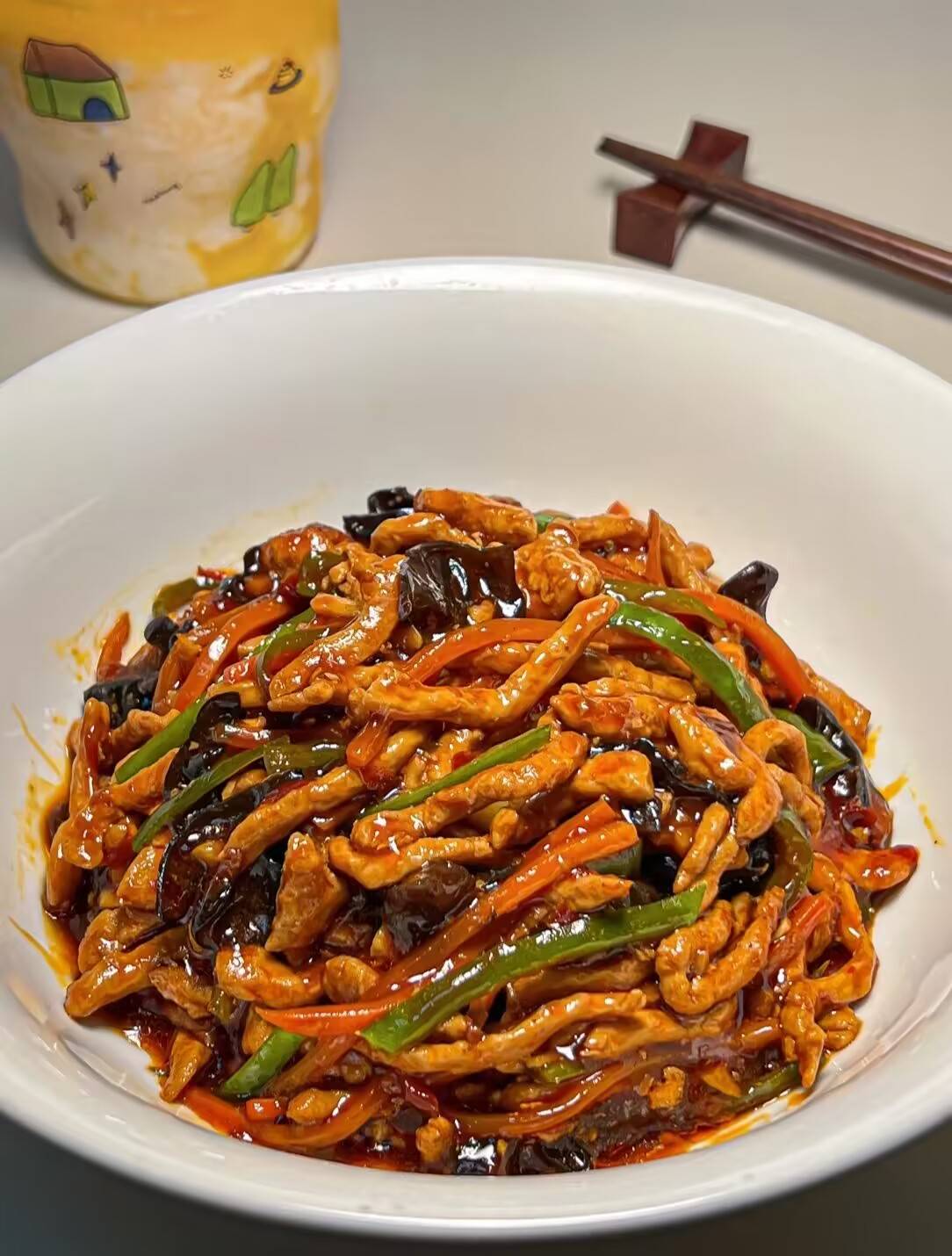 鱼香肉丝的灵魂密码：一勺豆瓣酱调出下饭神菜的复合滋味