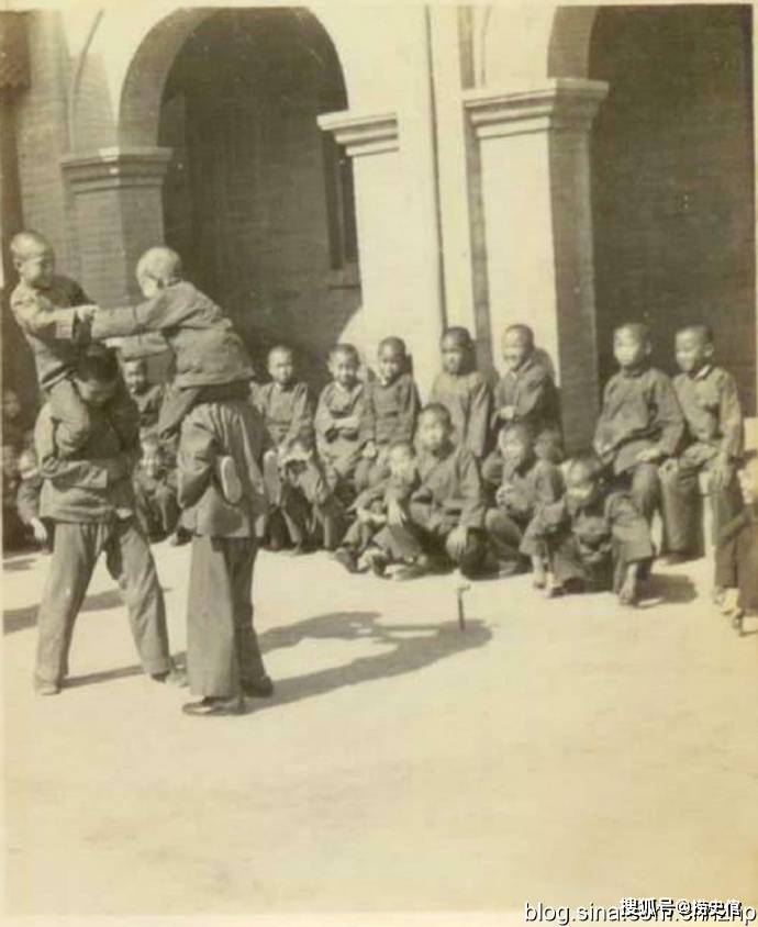 
        老照片：1941年的北京教会学校，教会学校学费高吗？穷人家孩子进得起吗？