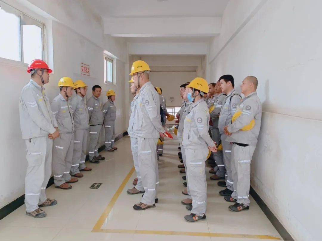 各车间（室）、班组利用安全培训、集体学习、班前会、工作例会、集体谈