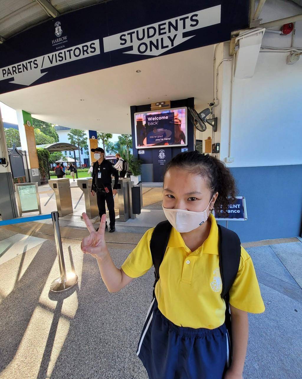 香港女星否认移民泰国，花百万买房陪读，女儿上国际学校更便宜