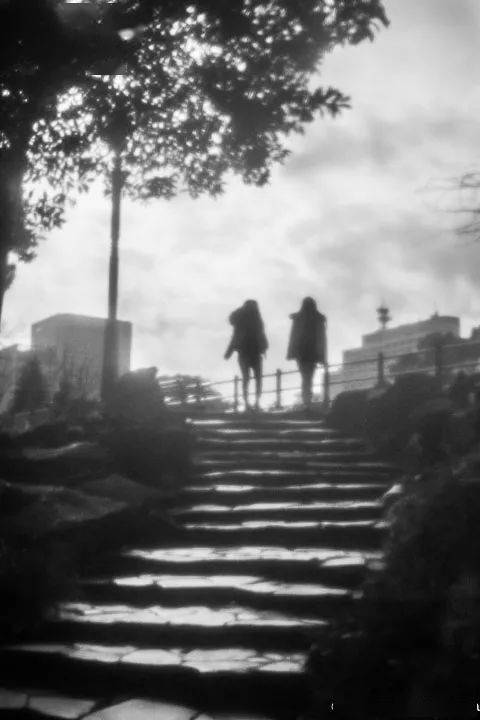 70岁的老人,成了日本最火的模特?-日本老年人的穿着打扮图片