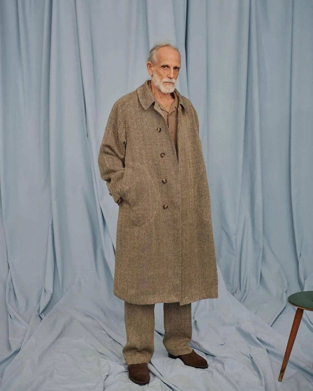 70岁的老人,成了日本最火的模特?-日本老年人的穿着打扮图片