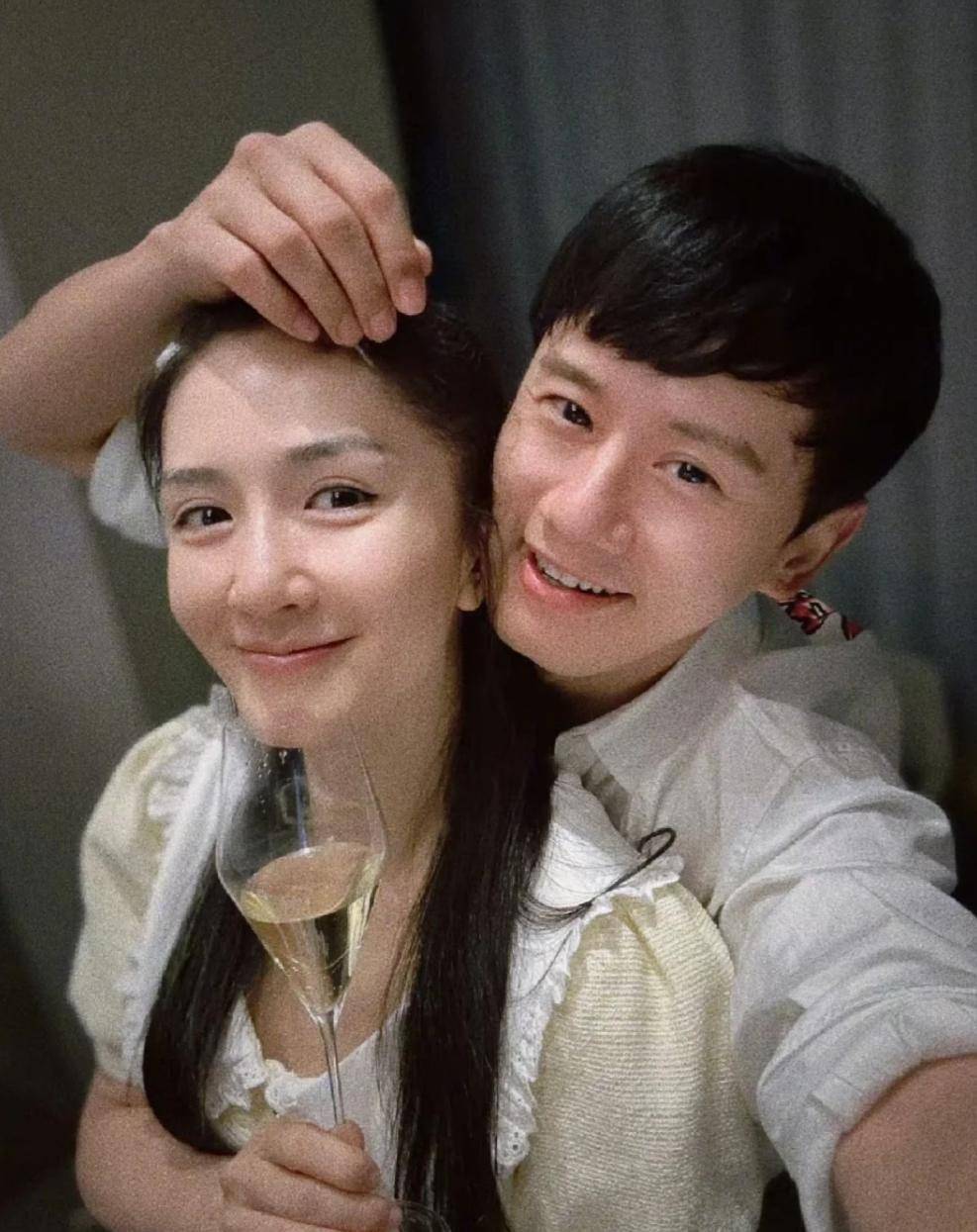 张杰一家五口现身迪士尼！谢娜辣妈装抢镜！仨小公主可爱萌翻众人
