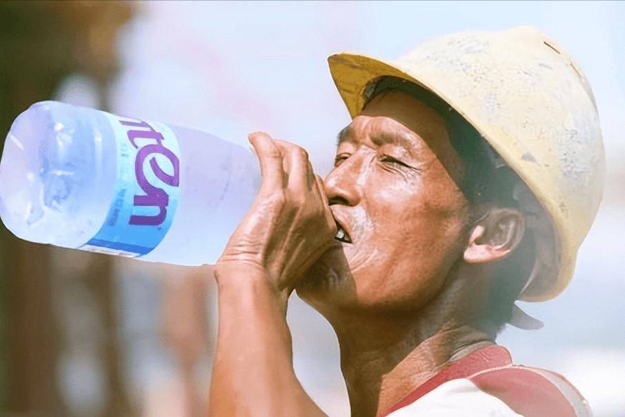 53岁男子突发心梗去世,医生直言:气温上升,心脏不好要少做这些-32岁男子突发心梗怎么办