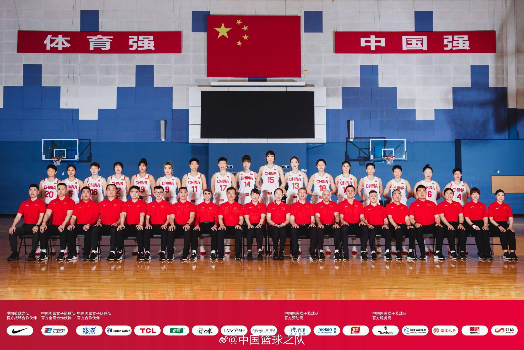 中国女篮进行巴黎奥运首次踩场训练，主帅郑薇：场地很大球队需适应