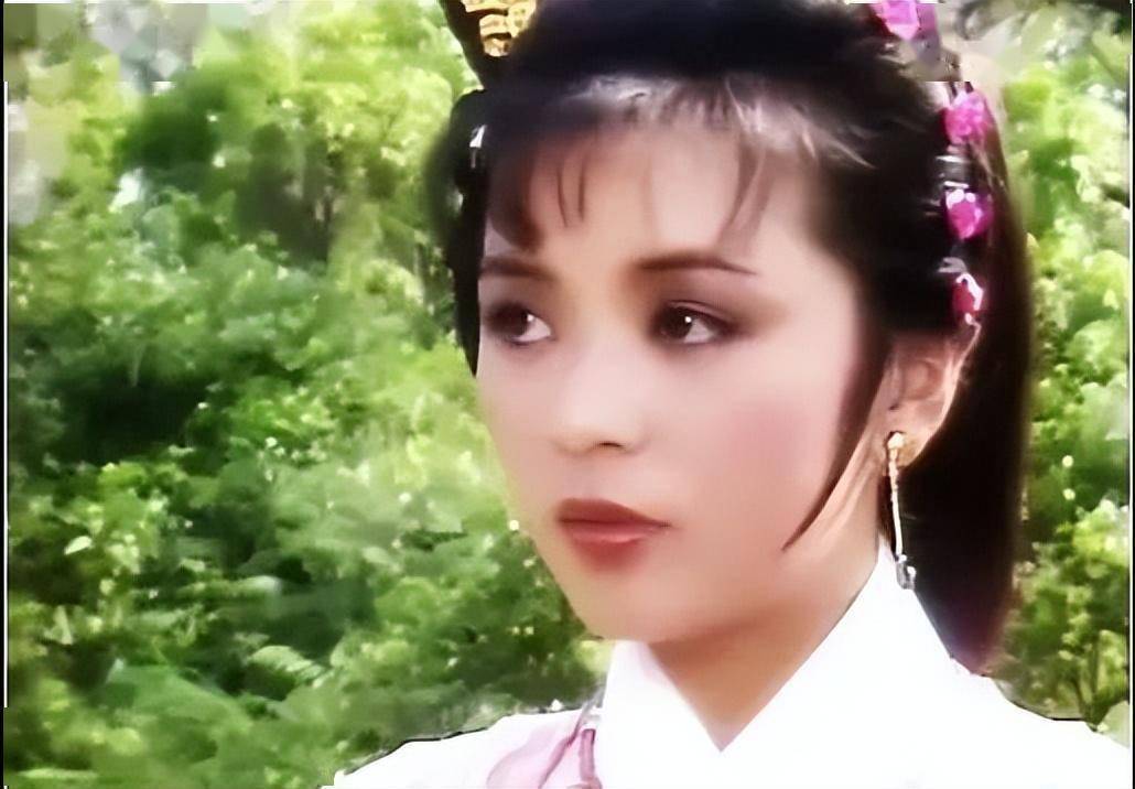 《神雕侠侣》的“小龙女”，与周润发恋爱五年后分手，现在咋样了