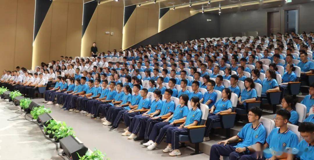 大同大成双语学校举行2025届高二期末表彰暨高三开学动员大会