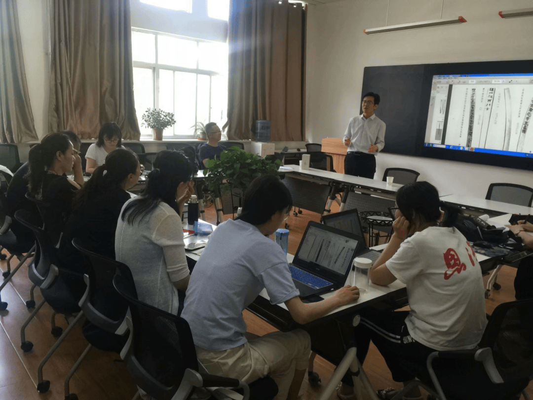 加强课程建设，打造一流创新教学团队。团队编写特色专业教材《敦煌学教