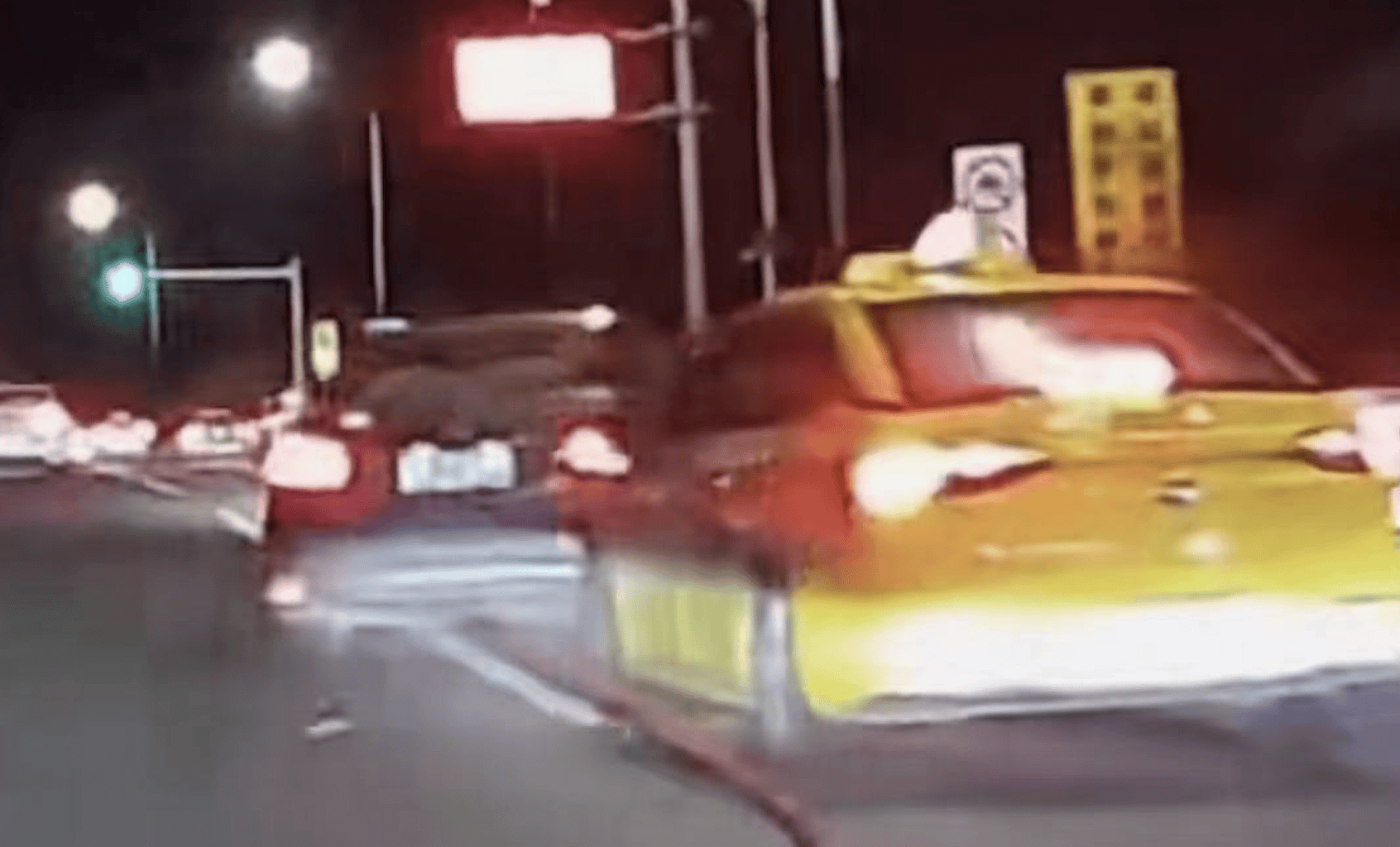 广州一出租车被曝在前车变道时突然加速碰撞！警方称正在调查