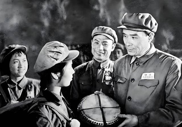 新中国老电影十大经典战争片，光影中的战火岁月，铸就时代传奇