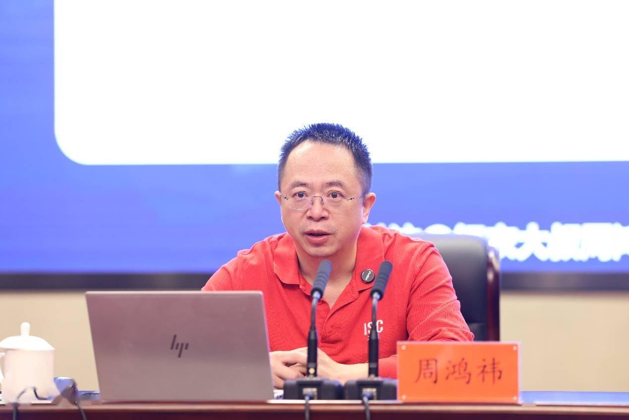周鸿祎江苏泰州讲大模型如何打造新质生产力 提出AI转型“一四三六N”方法(图1)