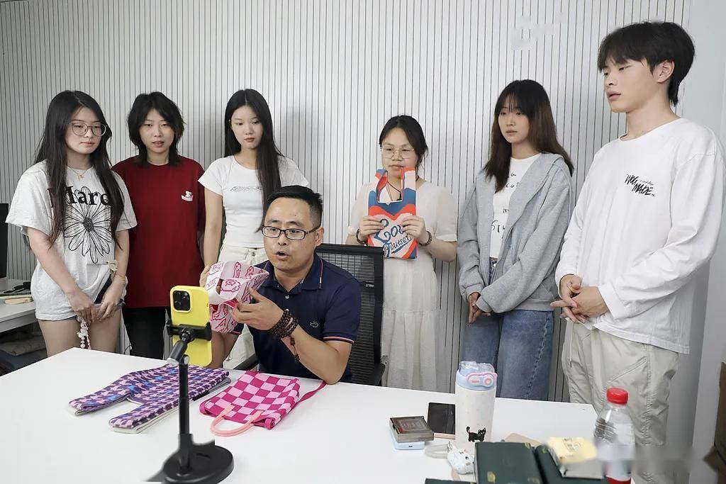 血拼618：“只有在杭州，才能找到5天不睡的电商主播”